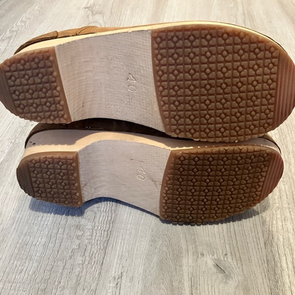 Like new. Sandgrens New York Low Clog Wooden Boots Size 40. Minor scuffs. - Picture 8 of 10